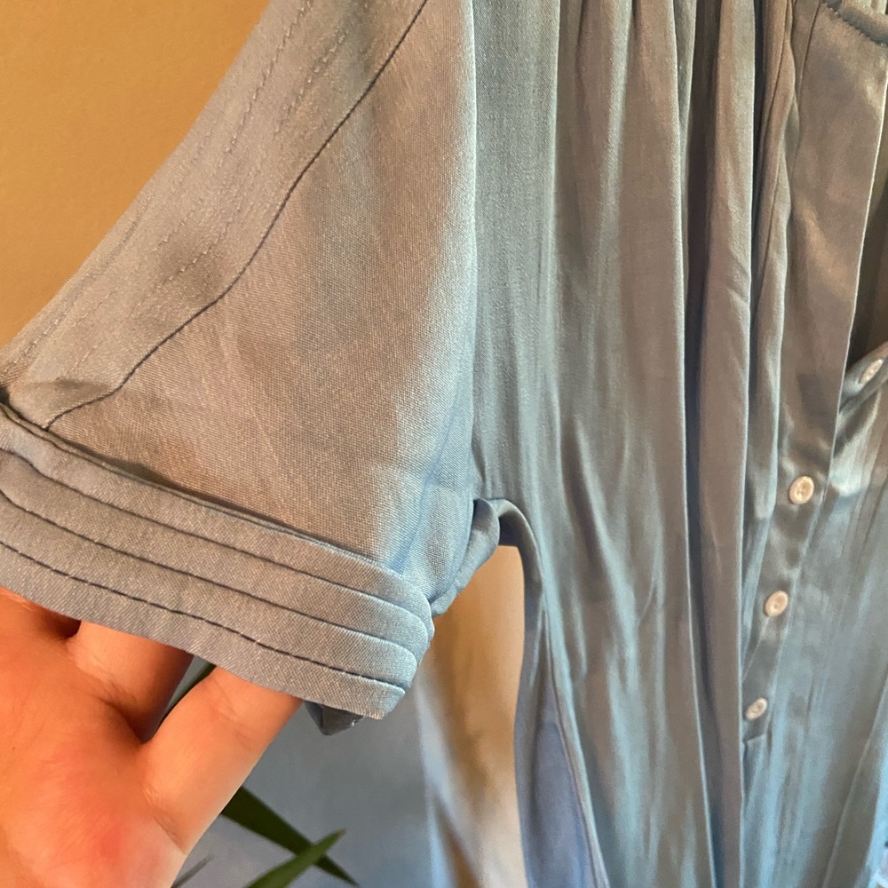 blue top - Picture 2 of 3